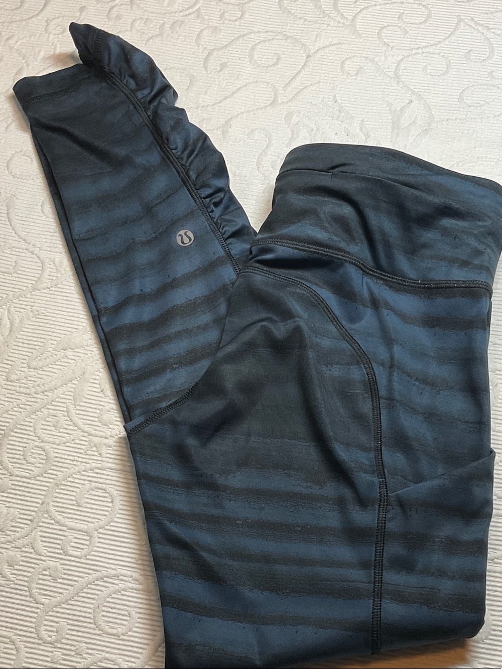 lululemon black/blue athletic leggings. Size 6. Leg pockets.